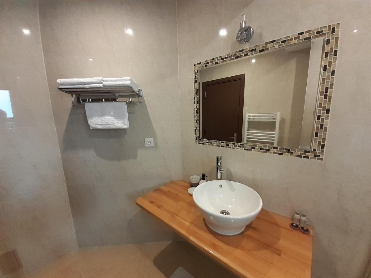 Lanobila Hotel Sinaia Bagian luar foto